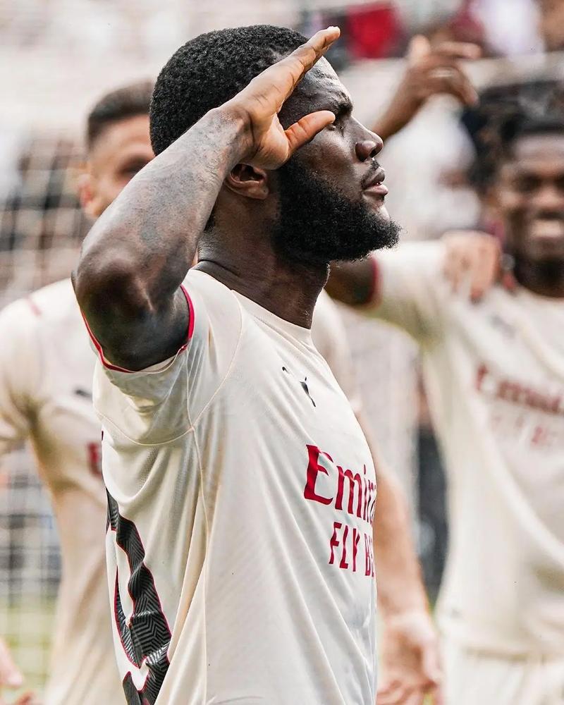 过去9次英超圣诞榜首5次最终夺冠，其余4次均是曼城逆袭（近9次英超圣诞榜首仅5次守住冠军，其余4次皆被曼城逆袭夺冠）