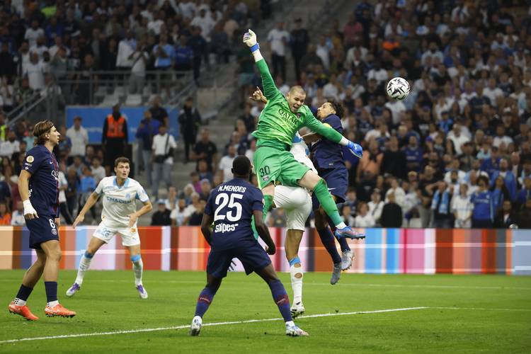 福布斯穿7号替补登场，是马丁内斯执教后第14位完成首秀球员（福布斯身穿7号替补出场，成为马丁内斯执教后第14位完成首秀的球员）