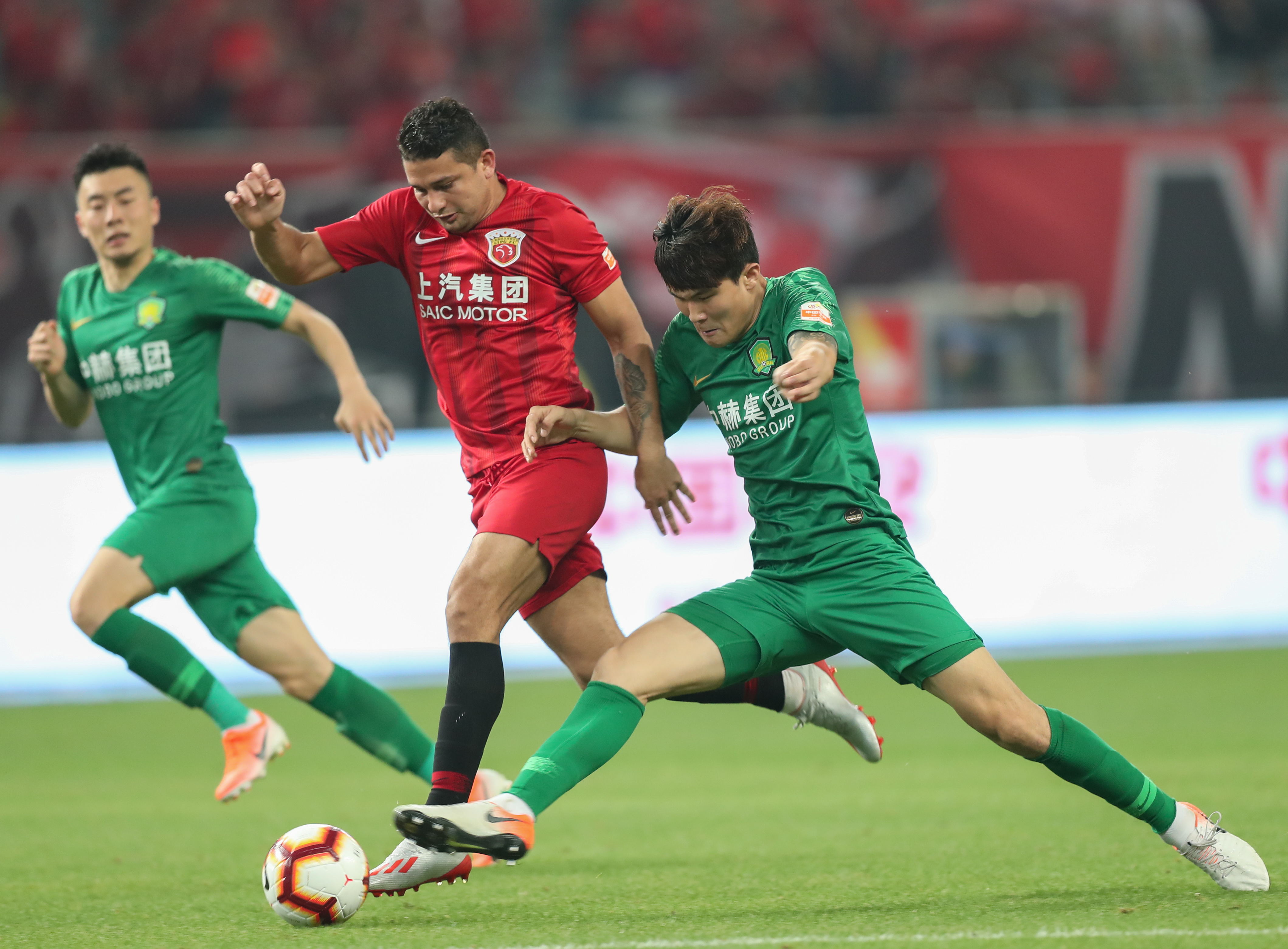 埃里克：阿劳霍是个非常受欢迎的人，我们正敞开双臂等他归来（埃里克：阿劳霍人气极高，我们张开双臂迎接他的回归）