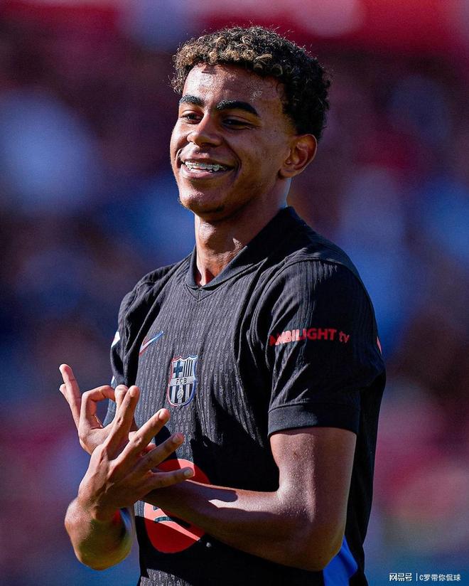 梅婷一家四口前往伯纳乌观战皇马vs尤文，女儿表示看完有点困（梅婷携全家四口现身伯纳乌看皇马对尤文，女儿直言赛后有些犯困）