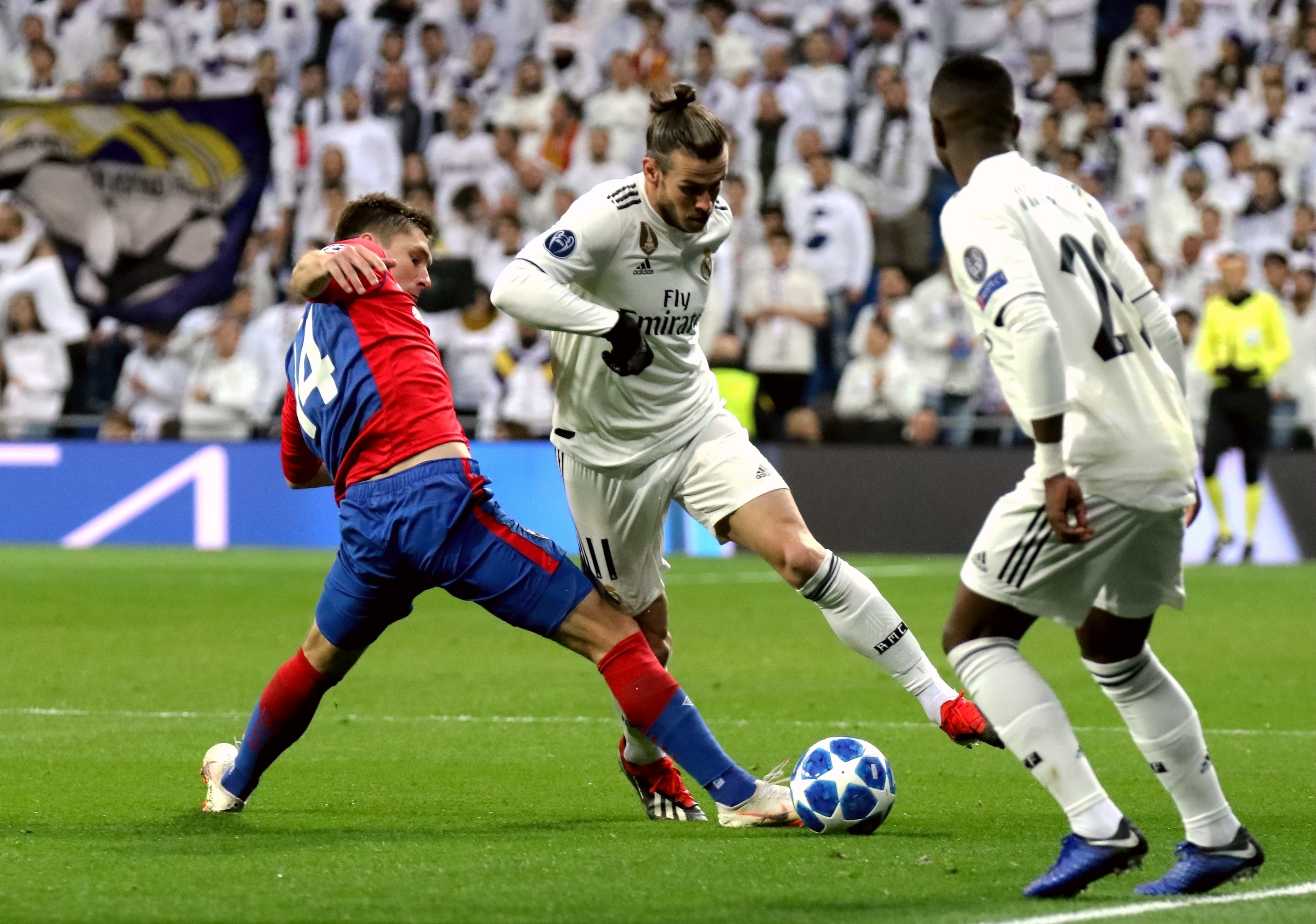 邮报：梅努希望冬窗离开曼联，有12家俱乐部对他感兴趣（邮报：梅努盼今冬离开曼联，12家球队有意引进）