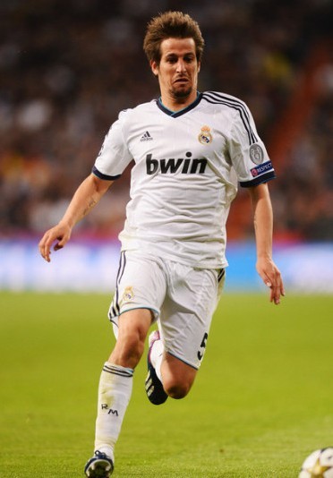 德媒：由于手指受伤，诺伊尔近两场都佩戴特制的四指手套参赛（德媒：手指受伤，诺伊尔已连续两场戴特制四指手套出战）