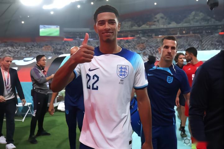 每体：巴萨有意左后卫索萨，想用桑托斯欠的290万欧锁定交易（每体：巴萨看中左后卫索萨，计划以桑托斯所欠290万欧作为筹码敲定转会）